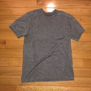 Men’s medium lulu lemon metal vent t shirt (grey)